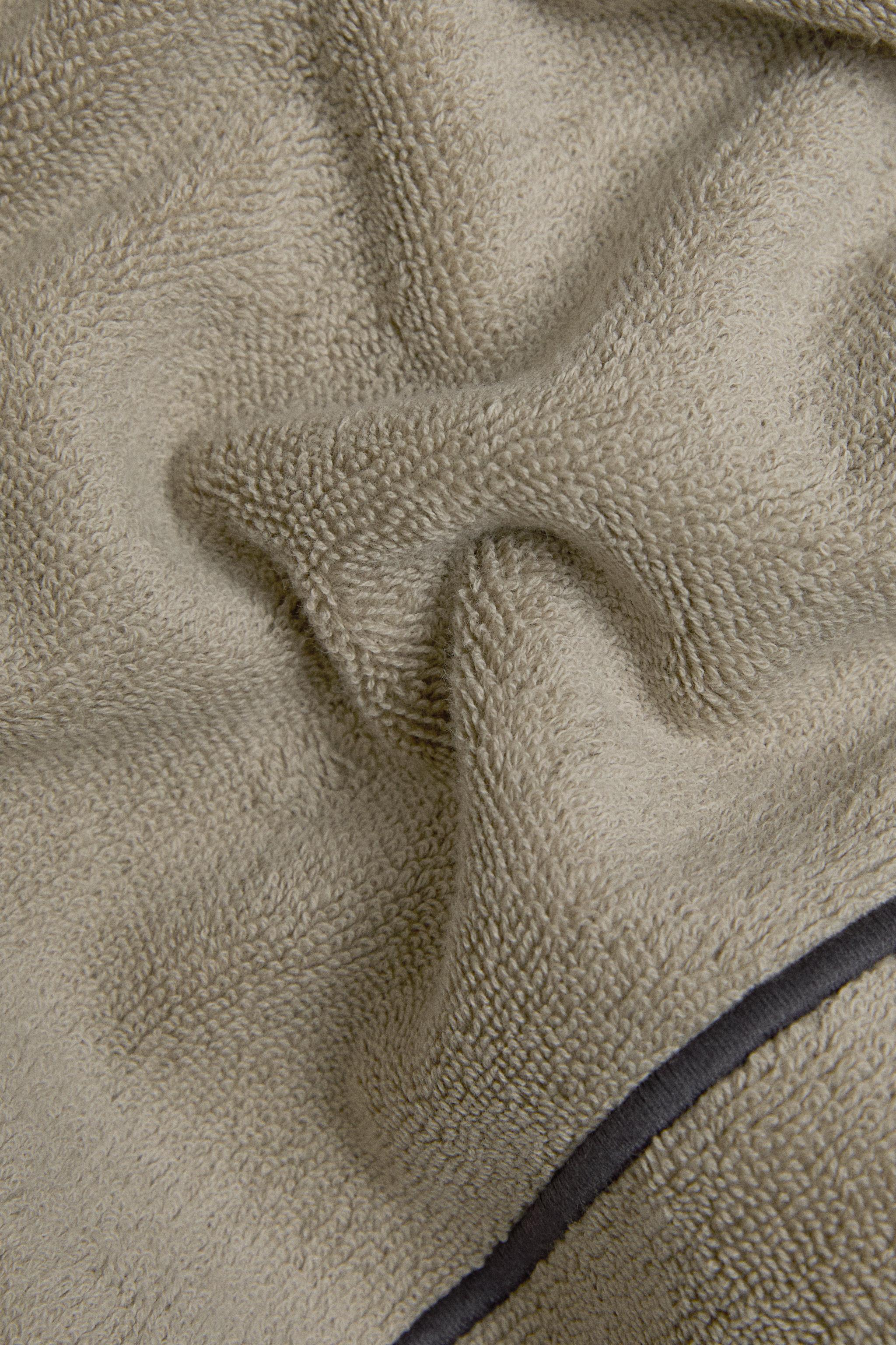 PLAIN BEACH TOWEL WITH BORDER